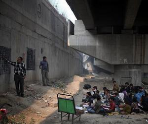 Индус дает детям из малообеспеченных семей бесплатное образование под мостом