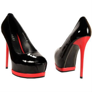 Черные туфли с красными каблуками