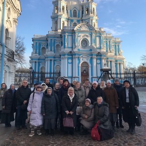 Дремлет над сонной Невой Смольный собор голубой…