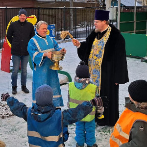 Освящена детская площадка!